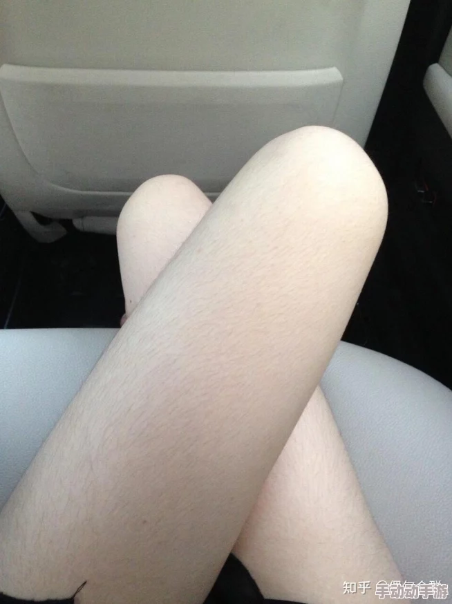 深入探讨美女两腿大开露出毛毛的艺术表现与文化背景