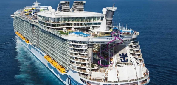 接过最大的客人:全球最大邮轮“海洋和谐号”成功停靠上海港,吸引万名游客登船体验奢华之旅 接过最大的客人:全球最大邮轮“海洋和谐号”成功停靠上海港,吸引万名游客登船体验奢华之旅