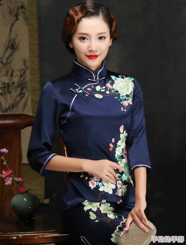 老师黑色双开真丝旗袍的寓意：传承传统文化，展现优雅气质，引发社会对女性服饰的热议与关注