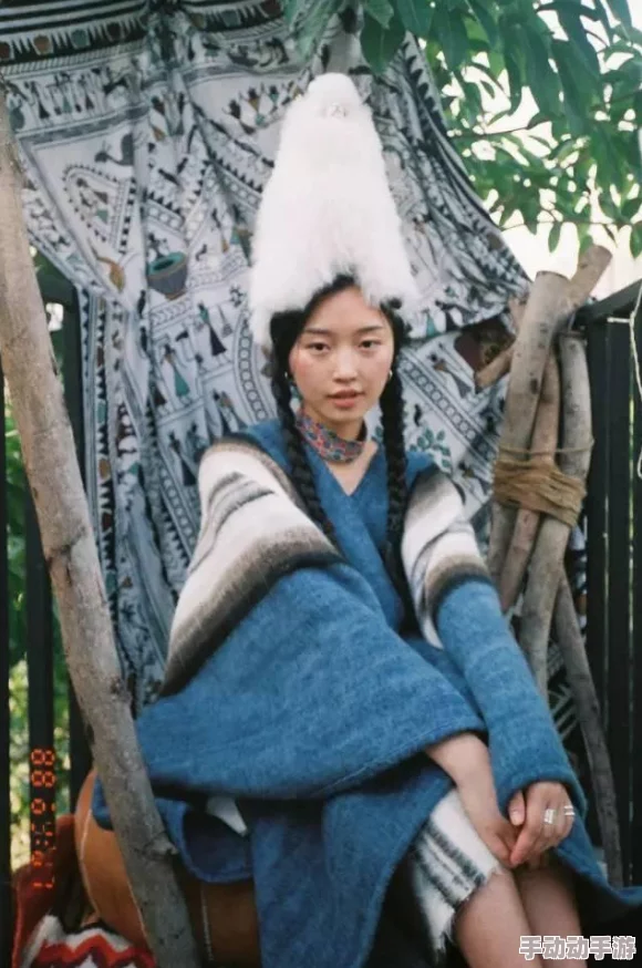 奇趣生态揭秘：沙漠鹿生存智慧，干旱绝境中头顶绽放仙人掌奇观