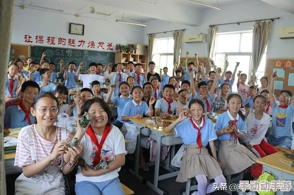 不小心看见六年级的小馒头照片，记录了孩子们纯真的笑容与成长的瞬间，令人倍感温馨与怀念