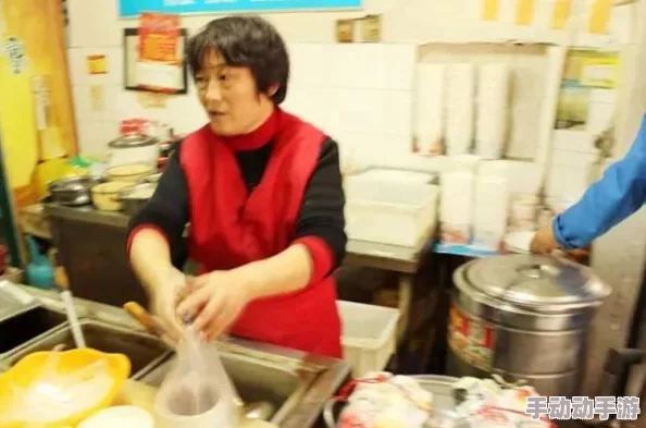 不小心看见六年级的小馒头照片，记录了孩子们纯真的笑容与成长的瞬间，令人倍感温馨与怀念