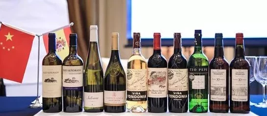 本月美酒：为您推荐几款精选的葡萄酒，带您领略不同产区的独特风味与酿造工艺，让每一口都充满惊喜