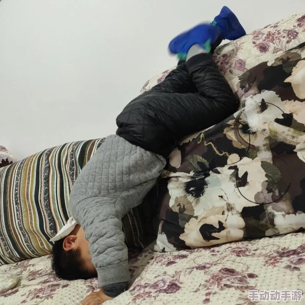 抱着英语课代表吵，班级气氛紧张升级，老师出面调解引发学生热议