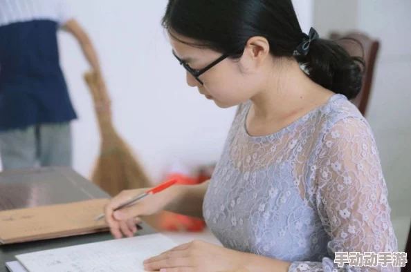 抱着英语课代表吵，班级气氛紧张升级，老师出面调解引发学生热议