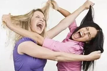 撕开内衣 吸奶头引发争议，专家警告：行为可能导致严重心理创伤与社会影响！