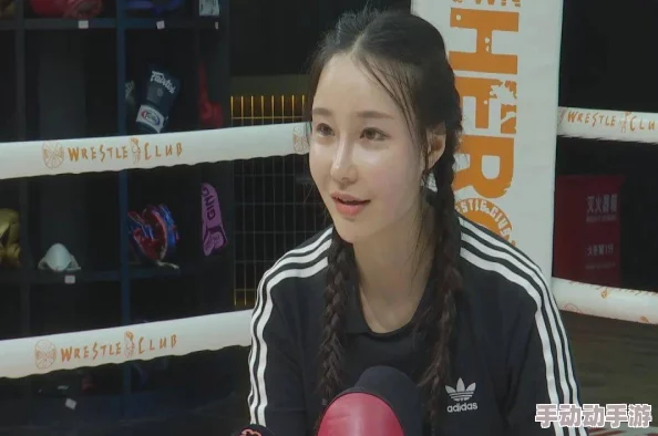 男生的坤坤插入女生的坤坤里，这一行为引发了关于性别认同与身体界限的讨论，涉及社会文化和心理层面的深刻思考