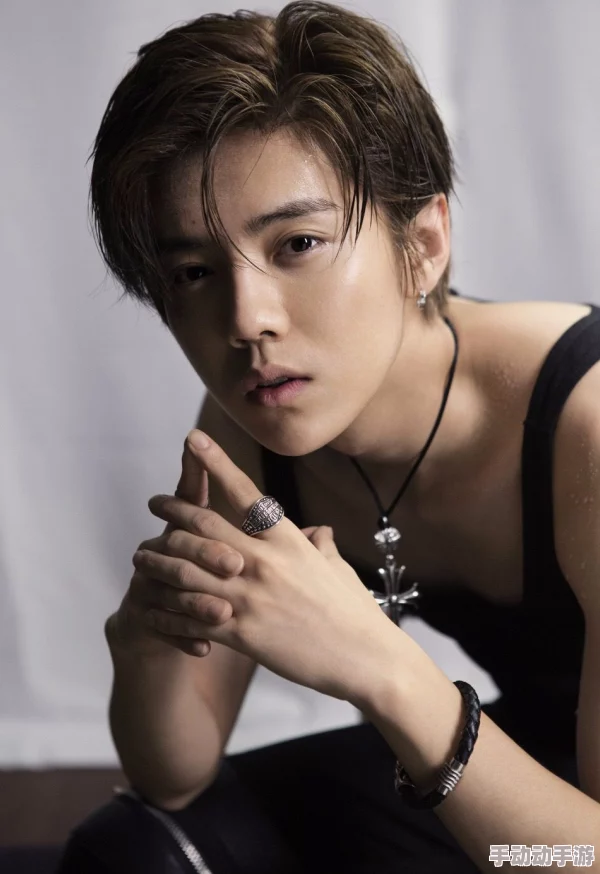 男生的坤坤插入女生的坤坤里，这一行为引发了关于性别认同与身体界限的讨论，涉及社会文化和心理层面的深刻思考