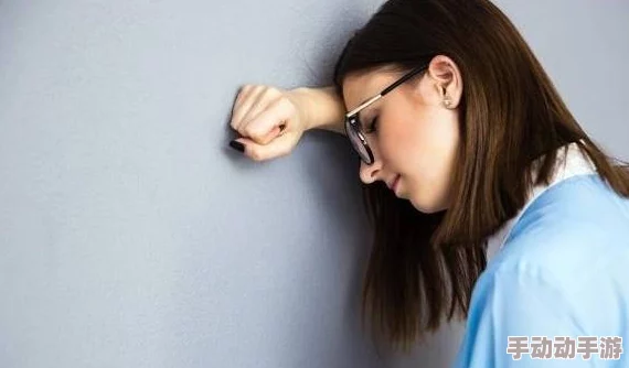 钢钢钢钢钢钠好多水免费胖，这句话看似无厘头，实际上可能是在表达一种对生活中琐事的调侃与幽默，反映了现代人面对繁忙生活时的轻松态度