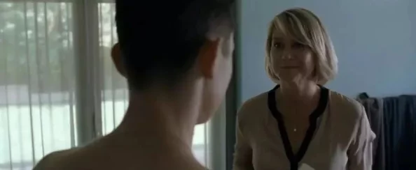 艳母献身记：令人震惊的内幕曝光，家庭与道德的底线被彻底打破，现实竟如此残酷！