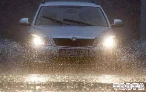 暴雨天被困在公司的女职员，紧急疏散行动险象环生，数小时后方获救引发广泛关注和讨论！