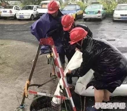 暴雨天被困在公司的女职员，紧急疏散行动险象环生，数小时后方获救引发广泛关注和讨论！