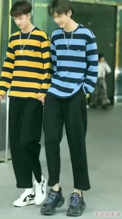 兄弟你女朋友的裤子很有特点啊，时尚潮流引发热议，网友纷纷点赞评论分享穿搭心得