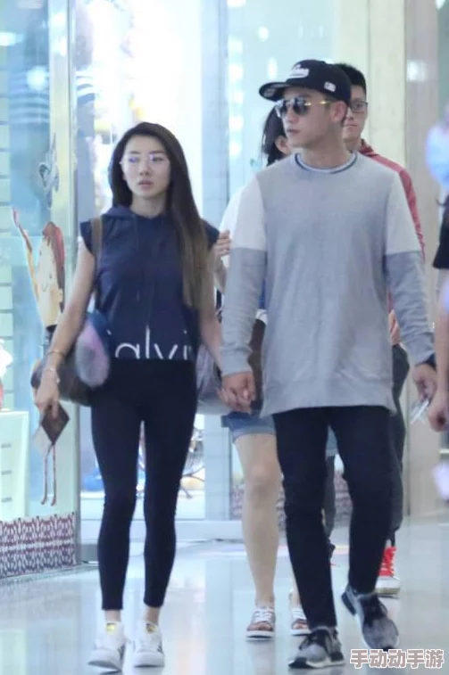 兄弟你女朋友的裤子很有特点啊，时尚潮流引发热议，网友纷纷点赞评论分享穿搭心得