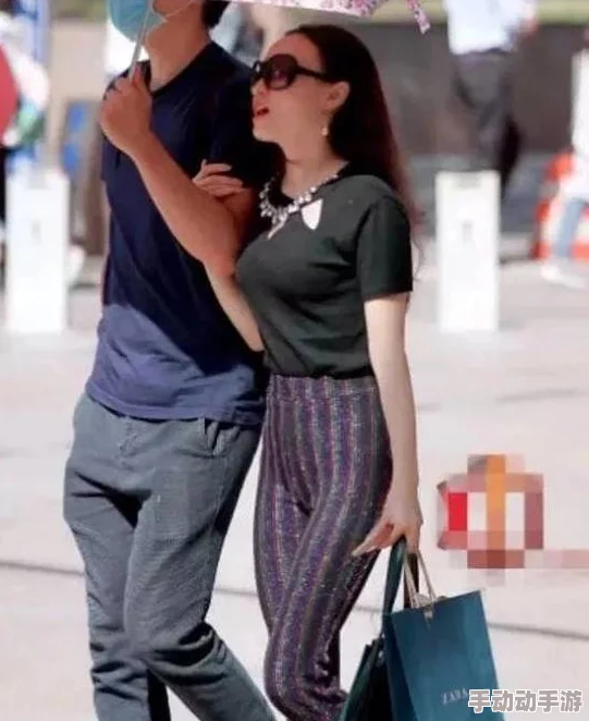 兄弟你女朋友的裤子很有特点啊，时尚潮流引发热议，网友纷纷点赞评论分享穿搭心得