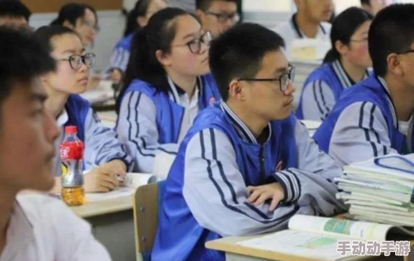 男生把坤坤放进老师圈圈里，探讨校园文化与师生互动对学生心理发展的影响