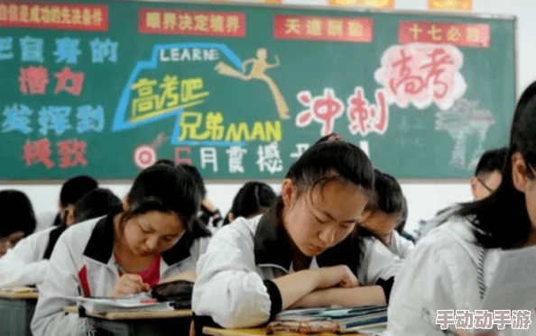 男生把坤坤放进老师圈圈里，探讨校园文化与师生互动对学生心理发展的影响