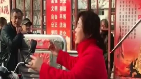 沈阳58岁老阿姨叫的没谁了吗？惊曝她在街头高歌引围观，吸引数百路人驻足围观！