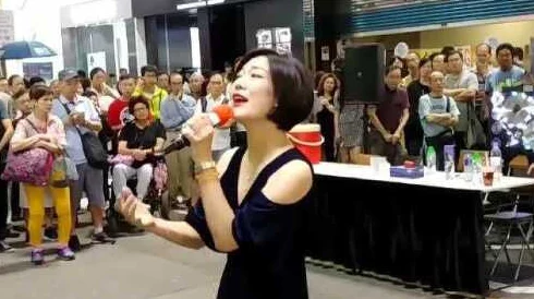 沈阳58岁老阿姨叫的没谁了吗？惊曝她在街头高歌引围观，吸引数百路人驻足围观！