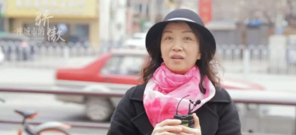 沈阳58岁老阿姨叫的没谁了吗？惊曝她在街头高歌引围观，吸引数百路人驻足围观！