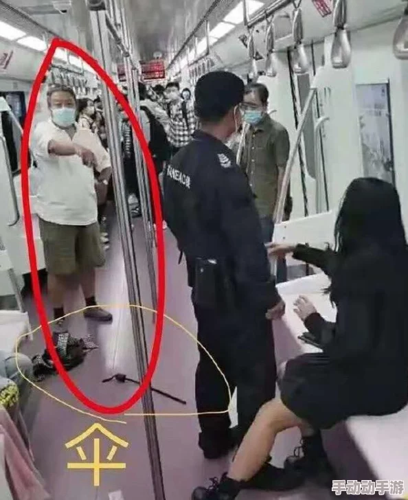 坐公交忘穿内裤被挺进，目击者称现场一片尴尬，乘客纷纷掏出手机拍照引发热议！