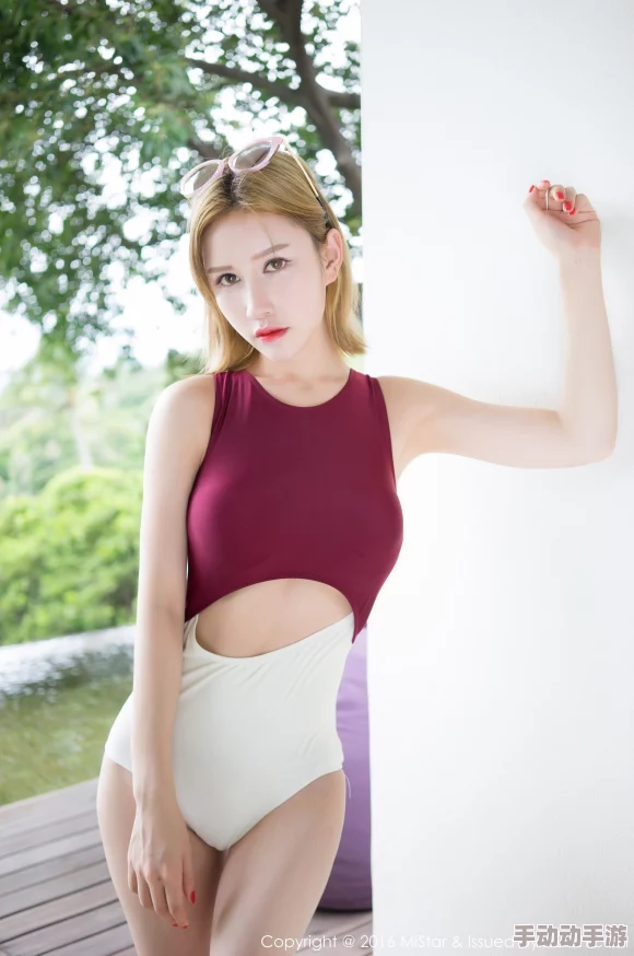 白丝美女被娇喘流白色液，展现出一种极致的视觉冲击与情感表达，引发观众对美与欲望的深思