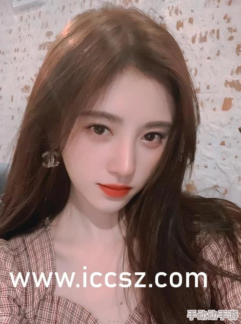 白丝美女被娇喘流白色液，展现出一种极致的视觉冲击与情感表达，引发观众对美与欲望的深思