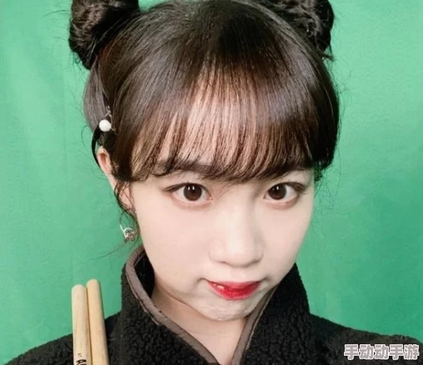 色约约国产＂曝光！内幕揭秘明星恋情，绯闻不断引发热议和争议