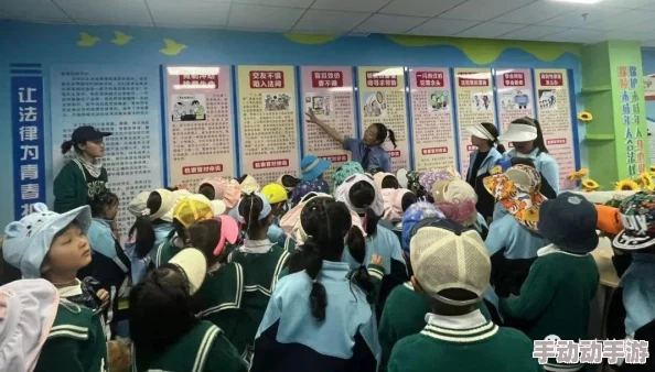 公交车上陌生人做了三次：一次是无意间的碰触，另一次是主动搭话，最后则是出乎意料的帮助，让我感受到人与人之间的温暖与奇妙