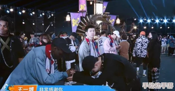 男生撕开内衣 打扑克，现场气氛火热引发围观，网友纷纷评论趣味十足的游戏规则与挑战方式