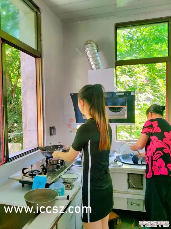 老师穿黑色双开真丝旗袍的由来：探讨这一传统服饰在现代教育环境中的意义与影响，以及其背后的文化传承