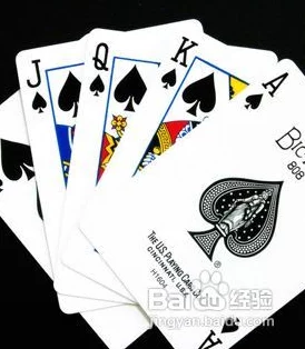 打扑克又叫又疼：一场紧张的比赛引发了扑克牌手的激烈争执，意外事故致多人受伤，现场一片混乱！