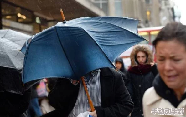 jul163外勤中突然下大雨，突如其来的天气变化让人们意识到气候适应的重要性与紧迫性