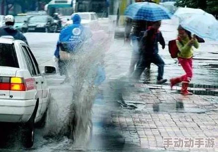 jul163外勤中突然下大雨，突如其来的天气变化让人们意识到气候适应的重要性与紧迫性