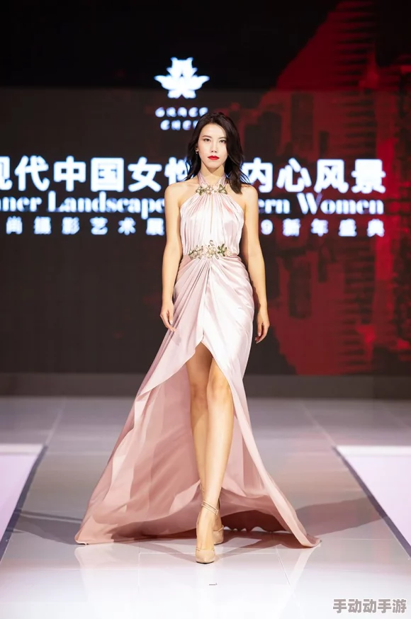 新疆妇女Rap：展现新疆女性在现代社会中的坚韧与独立，传递她们的声音和故事，通过音乐表达对生活的热爱与追求