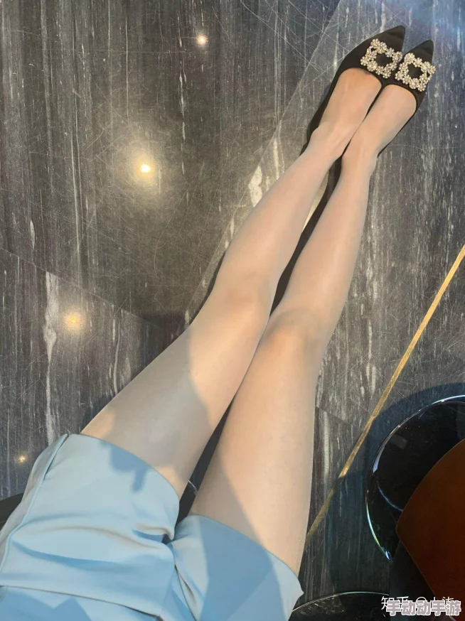 白丝 扒腿自慰爽出白浆：探讨女性自我愉悦的生理机制与心理影响以及社会文化背景下的接受度分析