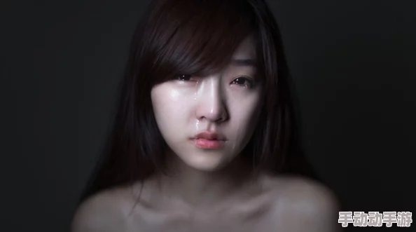瑶流眼泪翻白眼咬铁球图片：探讨情感表达与视觉艺术的交融及其在当代文化中的意义
