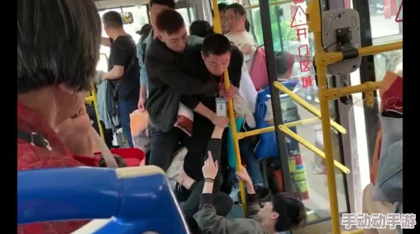 公交车揉捏双乳扯掉小内内，目击者称现场混乱不堪，警方介入调查事件经过与相关人员情况