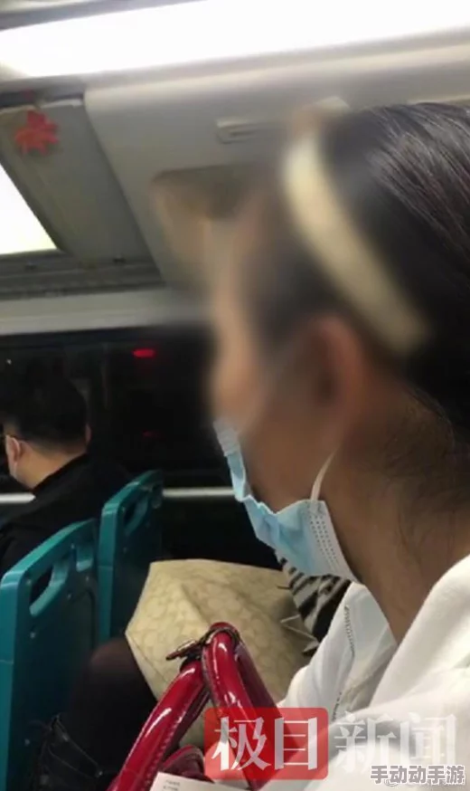 公交车揉捏双乳扯掉小内内，目击者称现场混乱不堪，警方介入调查事件经过与相关人员情况