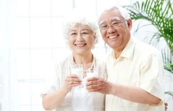 老头裸体洗澡沟引帅老头，意外邂逅引发网络热议，老年人新潮生活方式成焦点！