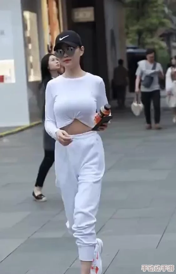 美女露%100,展现无与伦比的魅力与自信,吸引众多目光,引发热议和讨论 美女露%100,展现无与伦比的魅力与自信,吸引众多目光,引发热议和讨论