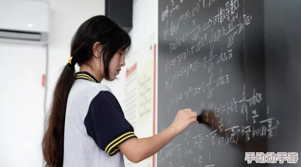 老师让学生摸她私密部位，校园风波引发热议，众人瞩目事件背后的真相与反思