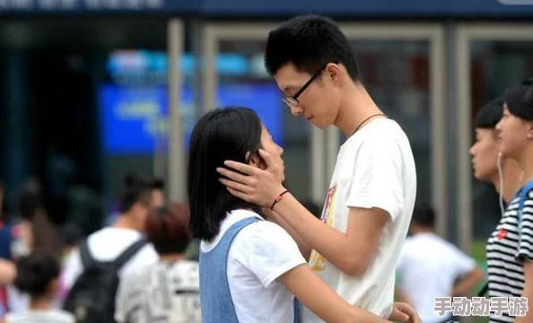 男生把坤坤放在女生的定眼，意外引发校园热议，网络瞬间炸锅！