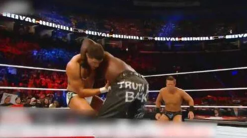 友田真希大战黑人，激烈对抗引发众人热议，谁能在这场较量中脱颖而出？