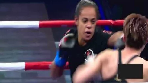 友田真希大战黑人，激烈对抗引发众人热议，谁能在这场较量中脱颖而出？