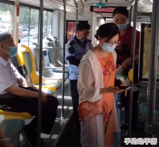 公交车上被蹭水后多久恢复？网友曝光内幕，竟是司机故意为之！