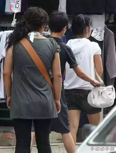 偷窥7777wC偷拍：惊现多名名人参与，社交媒体引发轩然大波，网友纷纷热议背后真相！