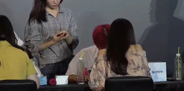 偷窥7777wC偷拍：惊现多名名人参与，社交媒体引发轩然大波，网友纷纷热议背后真相！