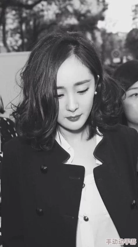 网爆黑料 反差：知名影星被控隐秘过往，昔日形象瞬间崩塌，引发网友热议与深思