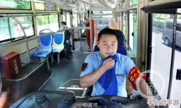 日本公交车姓爱XX乂！某位名人曾在此车上与神秘男子相遇，引发热议和传闻纷纷传开